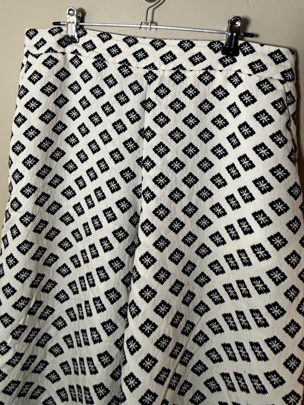Zara Black and Cream Floral Pattern Cropped Wide Leg Pants - Picture 4 of 6